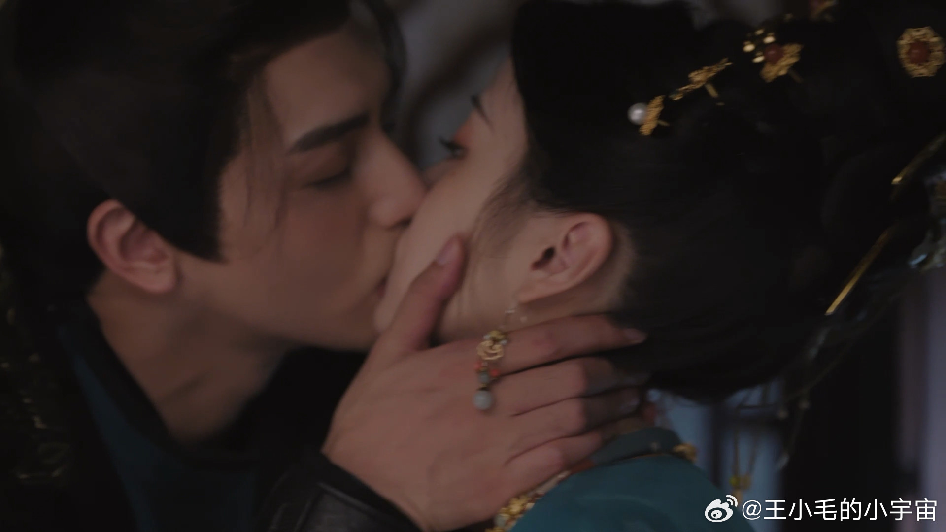 宋威龙新剧醉酒撒娇不像演的《韶华若锦》中，宋威龙演绎的江绪醉酒撒娇，是爱情乐章中