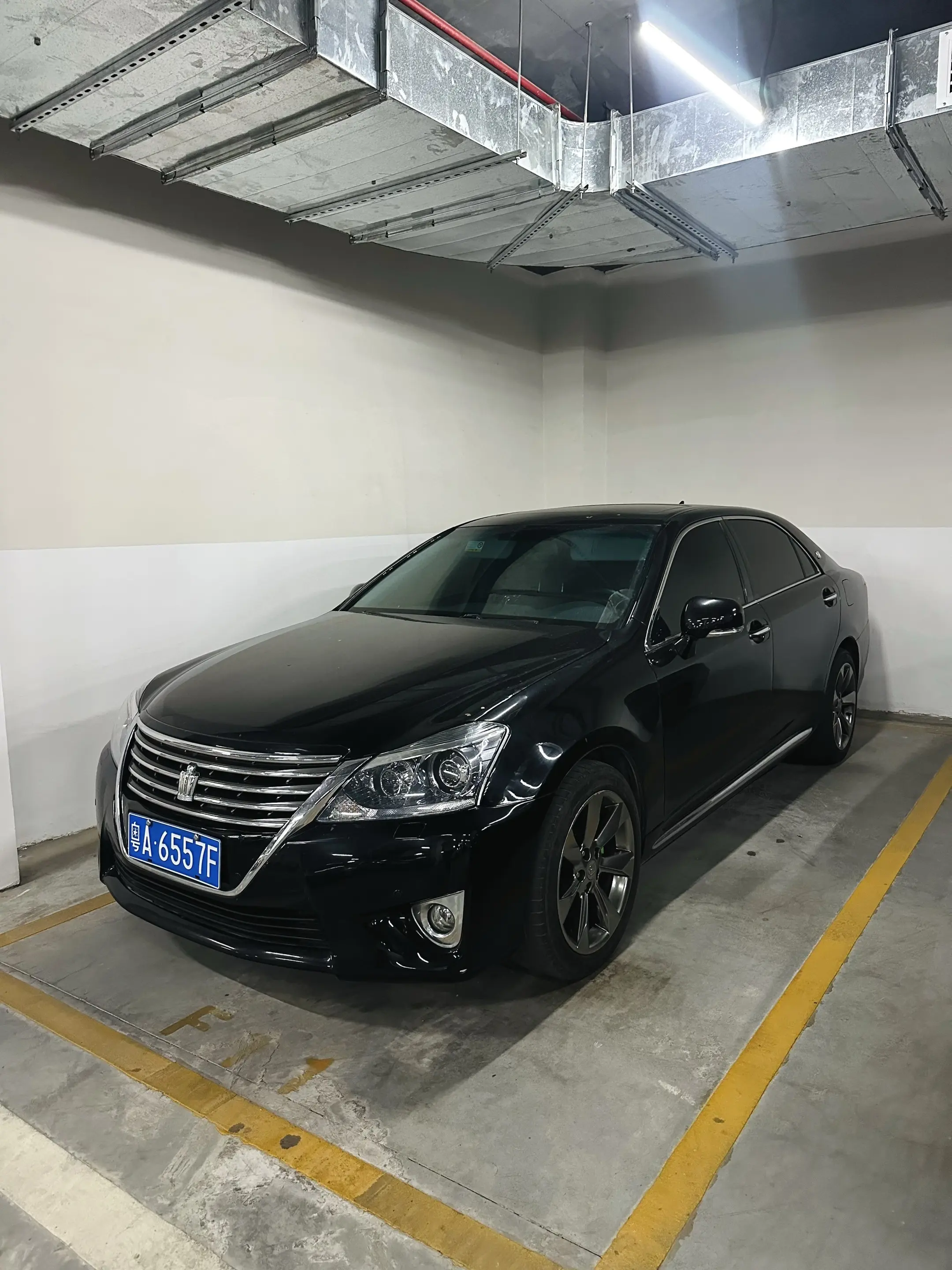 谁说皇冠是老头乐？我买！！！这次买皇冠的三个理由：黑内+V6+舒服💯