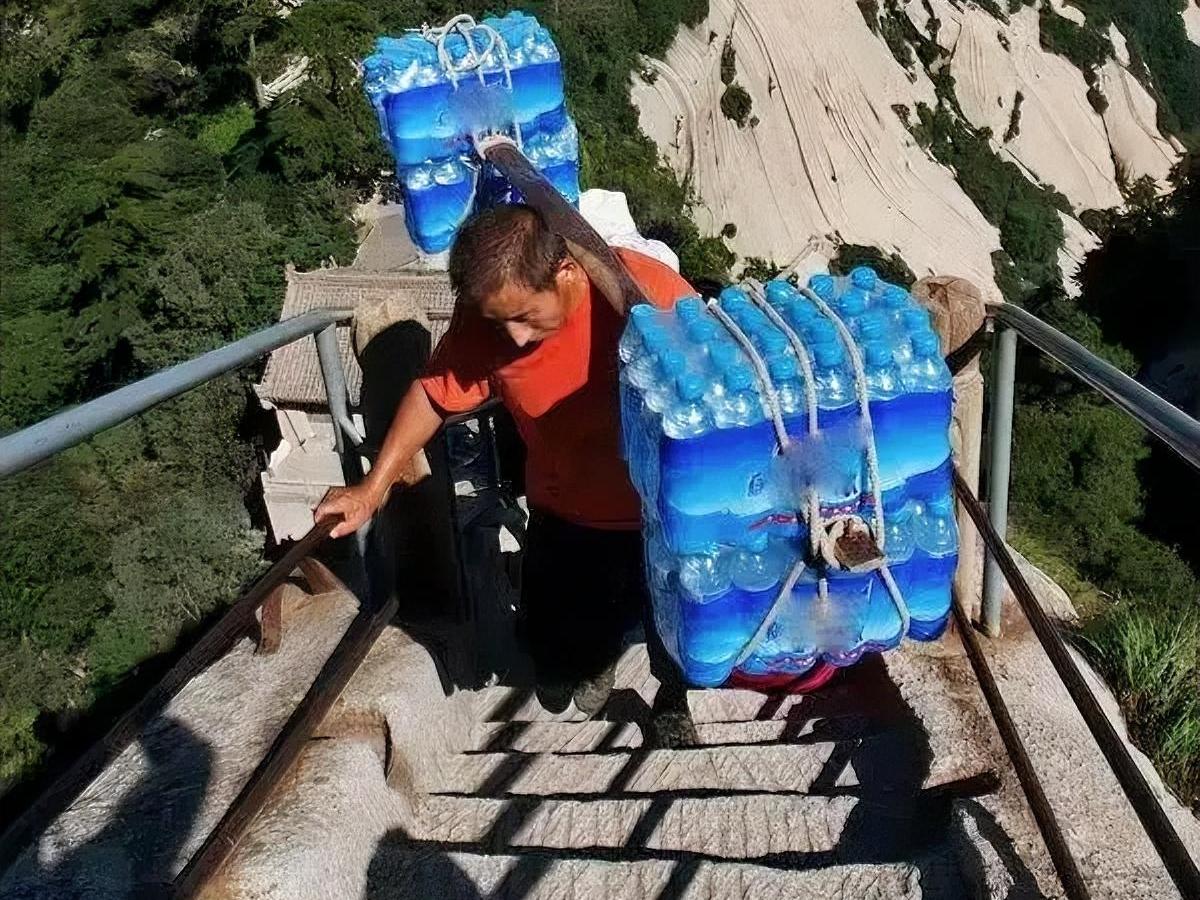 景区一瓶普通矿泉水卖10元引发热议，为啥景区里的水总要比外面卖的贵？

最近，多