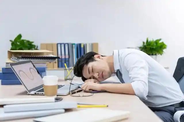 这样坑人的同事真让人讨厌。
本来不是你的活推给你，你好心帮忙最后却都成了你的任务
