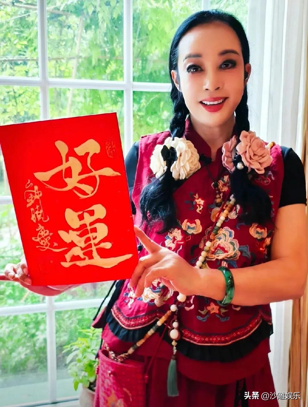 6月19日，端午节，娱乐圈的“庆奶”又被网友们喷了！
75岁的刘晓庆在社交平台晒