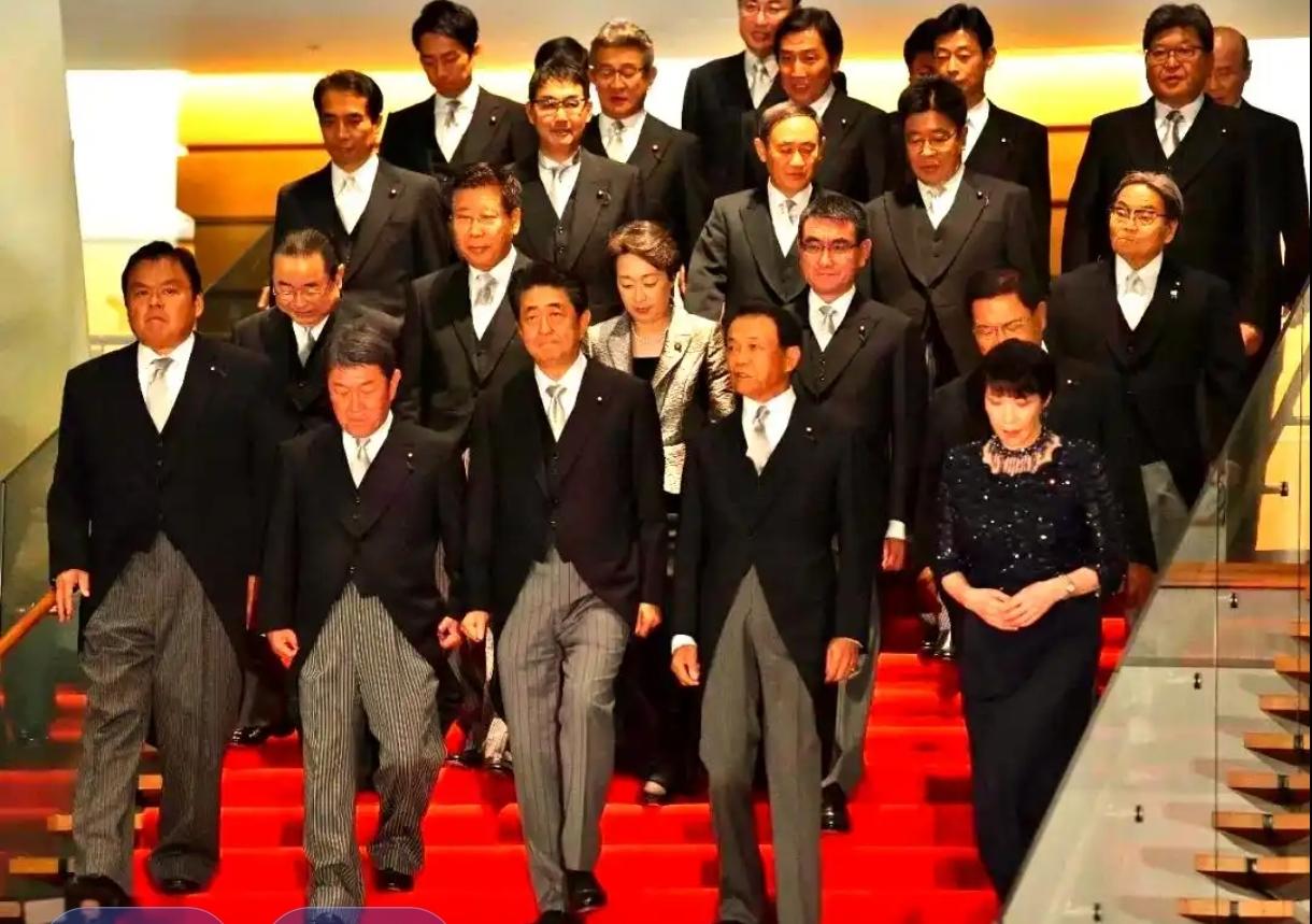 日本现在政治上，正式右转了。
   日本政府召开临时内阁会议，高市早苗内阁全体阁