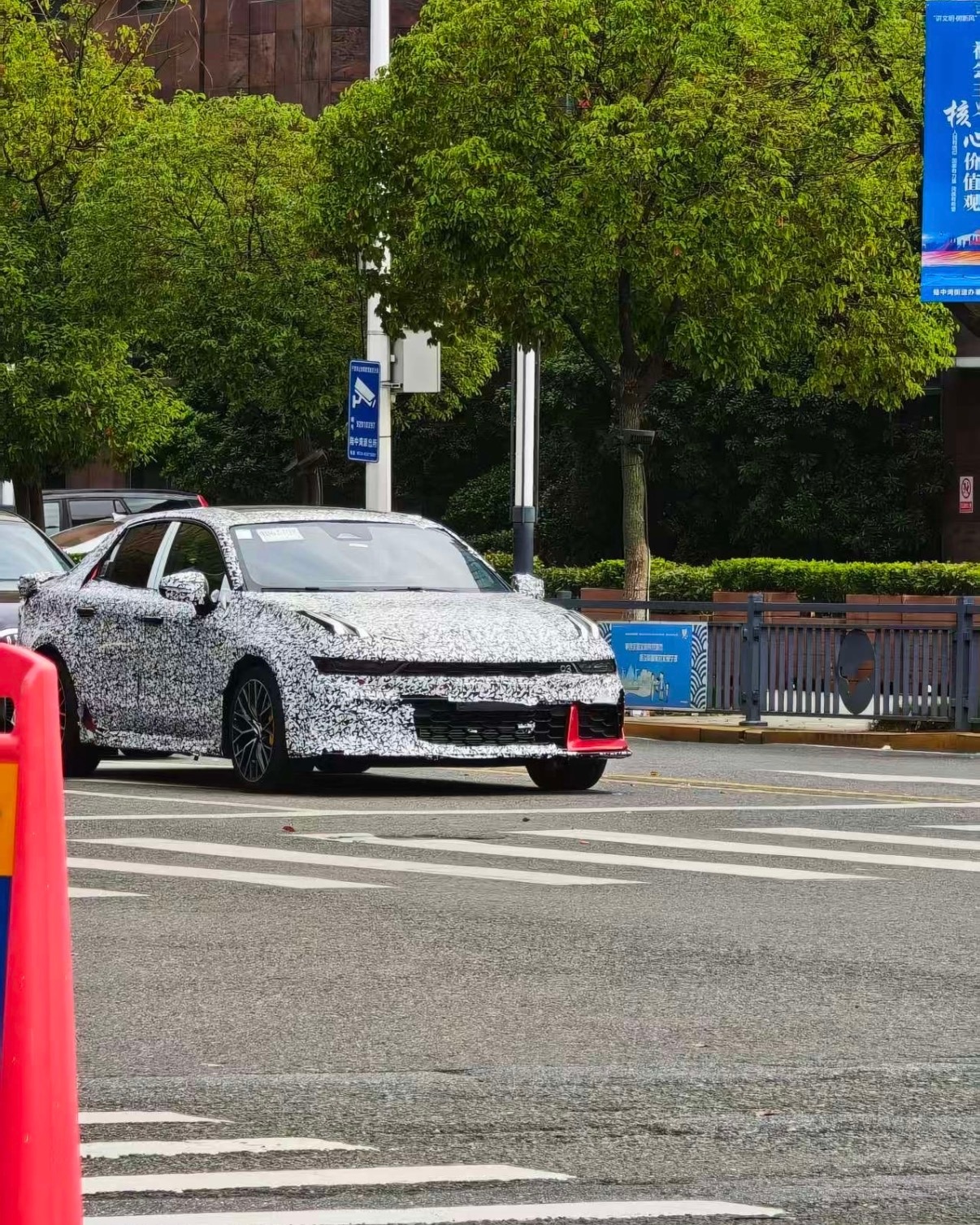 2027款领克03伪装车[二哈]不是这个月底就是下个月就要亮相了[二哈] ​​​