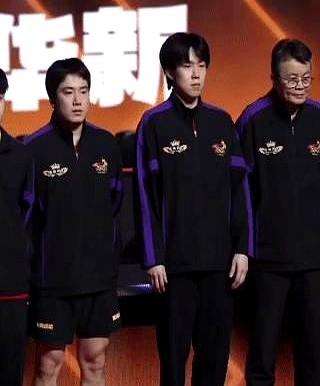 1米85的奥运冠军，拍照竟然偷偷踮脚。

这事就发生在2024巴黎奥运会，王楚钦