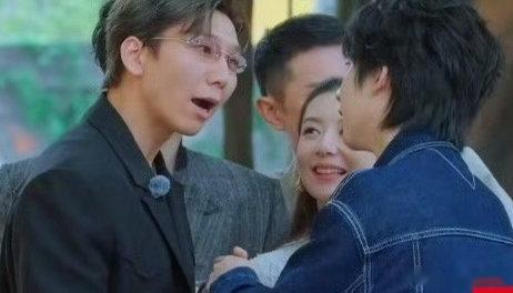 阿如那快把贺峻霖的血汗钱还他 贺峻霖辛辛苦苦在桃花坞挣桃花币，结果全贡献给阿如那