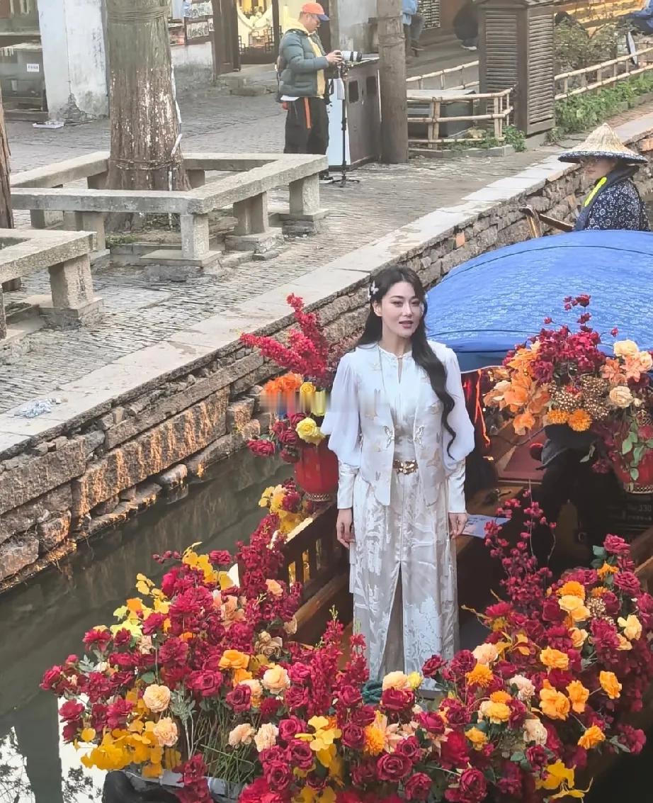 张馨予大概是靠嫁人实现口碑逆袭的典范了，嫁给军人何捷后，她婚后生活幸福，整个人状