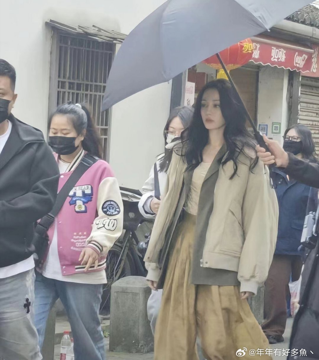 迪丽热巴现实中这么吓人的啊！？！！一直觉得她很漂亮是个浓颜系美女 没想到现实生图