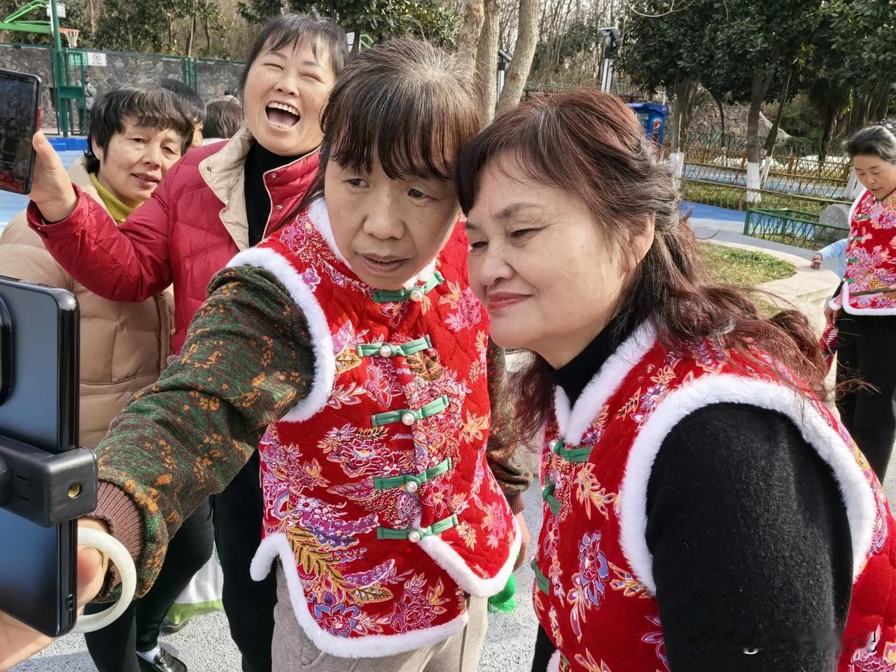姐妹们都聚到南京龙王山郊野公园啦，笑声不断呢。
这地方挺特别的，有着好多复杂的回