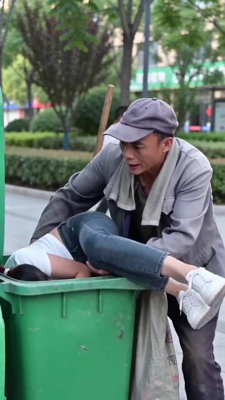 这城里人就是不会过日子，这么好的媳妇说不要就不要了。