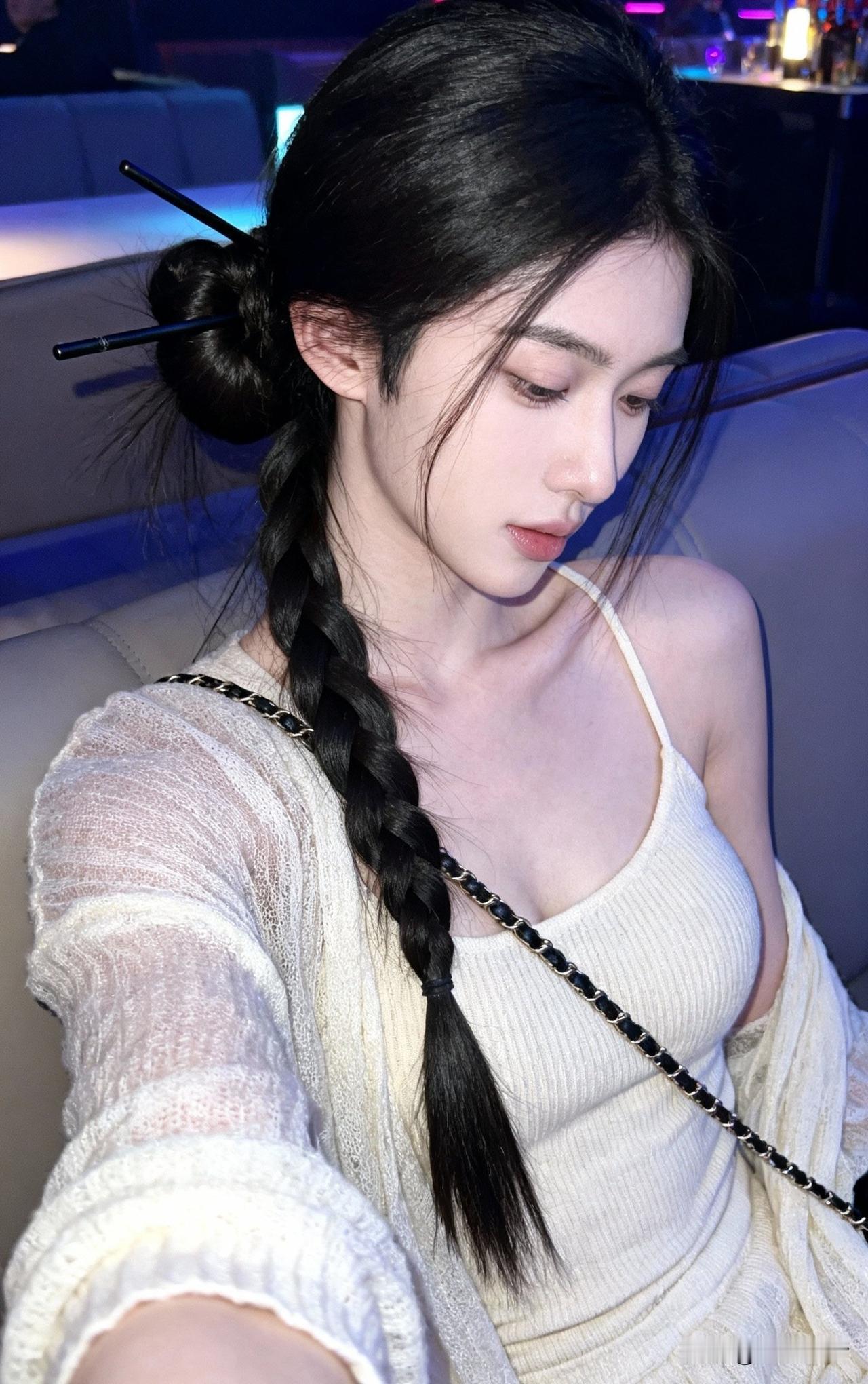 这位姑娘在自拍，看起来好温柔。