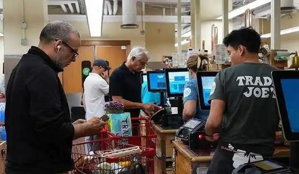 西方媒体集体沉默了！曾经嘲笑中国 "用手机付钱是穷人行为" 的他们，如今眼睁睁看