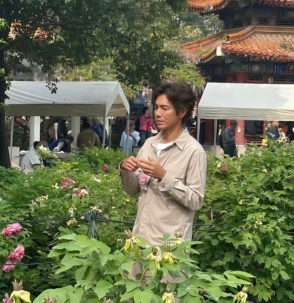 笑死了，这是钟汉良？又黑又干瘪，滤镜碎了一地。 