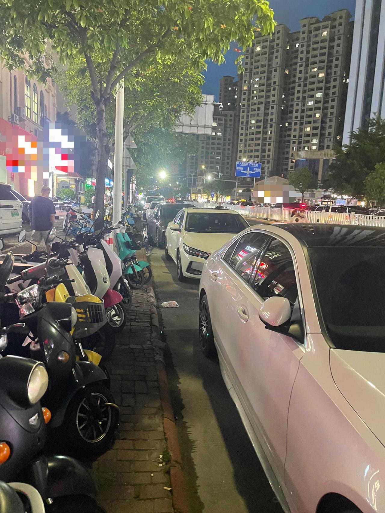 【玉林金玉路某达对面变成了汽车的停车场】

7月4日晚，网友爆料称：玉林市城区金
