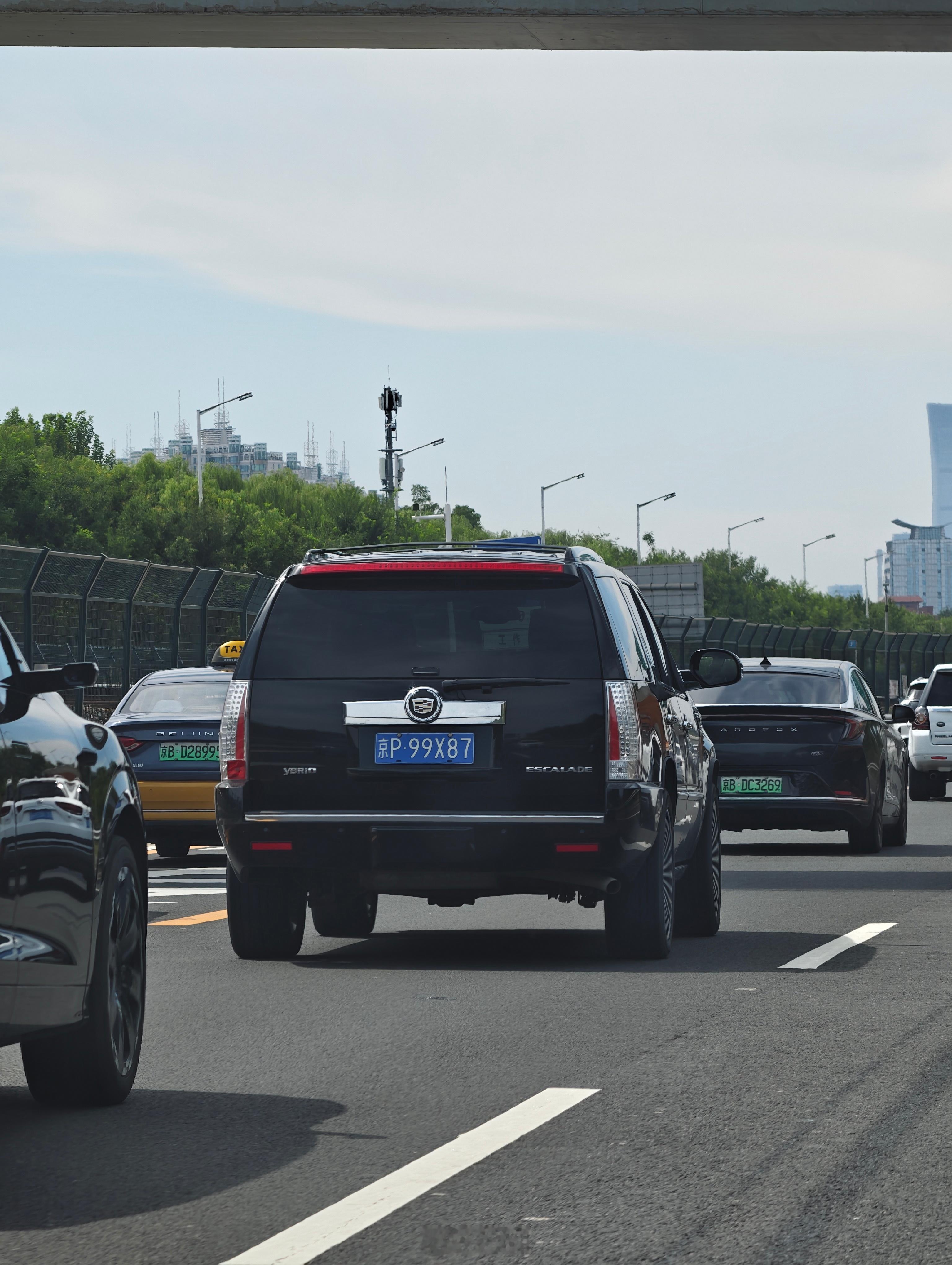 不比不知道，如今的车大到什么地步…在国产 7 系 SUV 面前，ESCALDE这