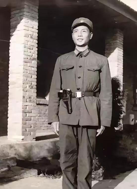 对越自卫反击战中，一位战士正架着火箭筒准备射击，突然头部中弹，子弹把他的头打的往