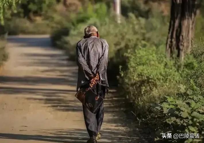 我发现这样一个奇怪的现象，年轻人走路都昂首挺胸，眼睛望着前方甚至天上，而老年人走