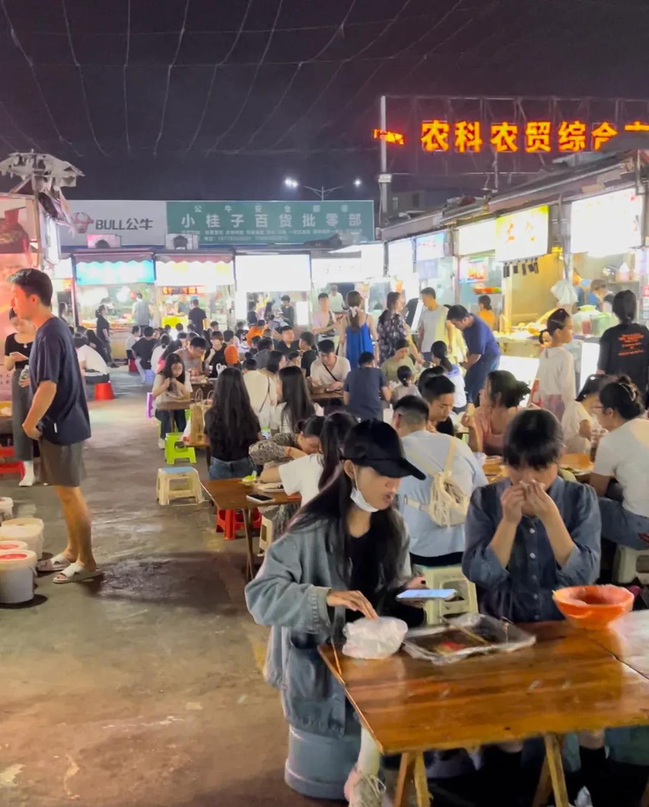 现在网络上经常有人抱怨经济不景气，就业困难，商业难以开展，甚至广东地区的工厂工资