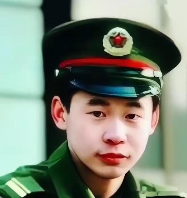 1995年，一名解放军战士在乘车回部队的途中，劝司机不要停下加油，但司机执意停下