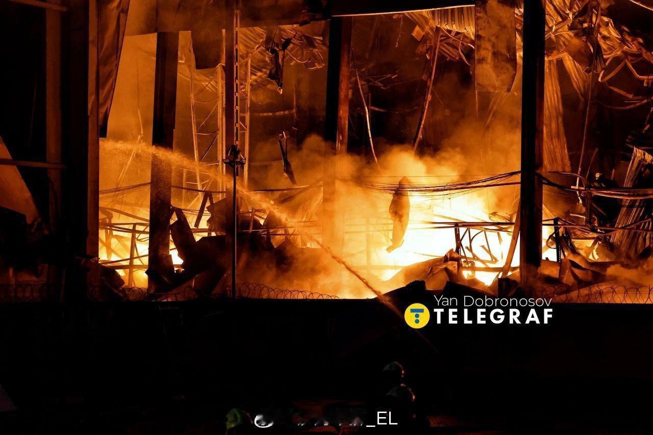 由于俄军对乌克兰发电站与工厂的夜间导弹袭击，乌克兰首都基辅的右岸城区在天亮后持续