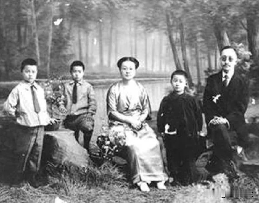 1924年，北大教授章士钊在外面有了女人，妻子愤怒地找他索要说法，他竟说：我们可