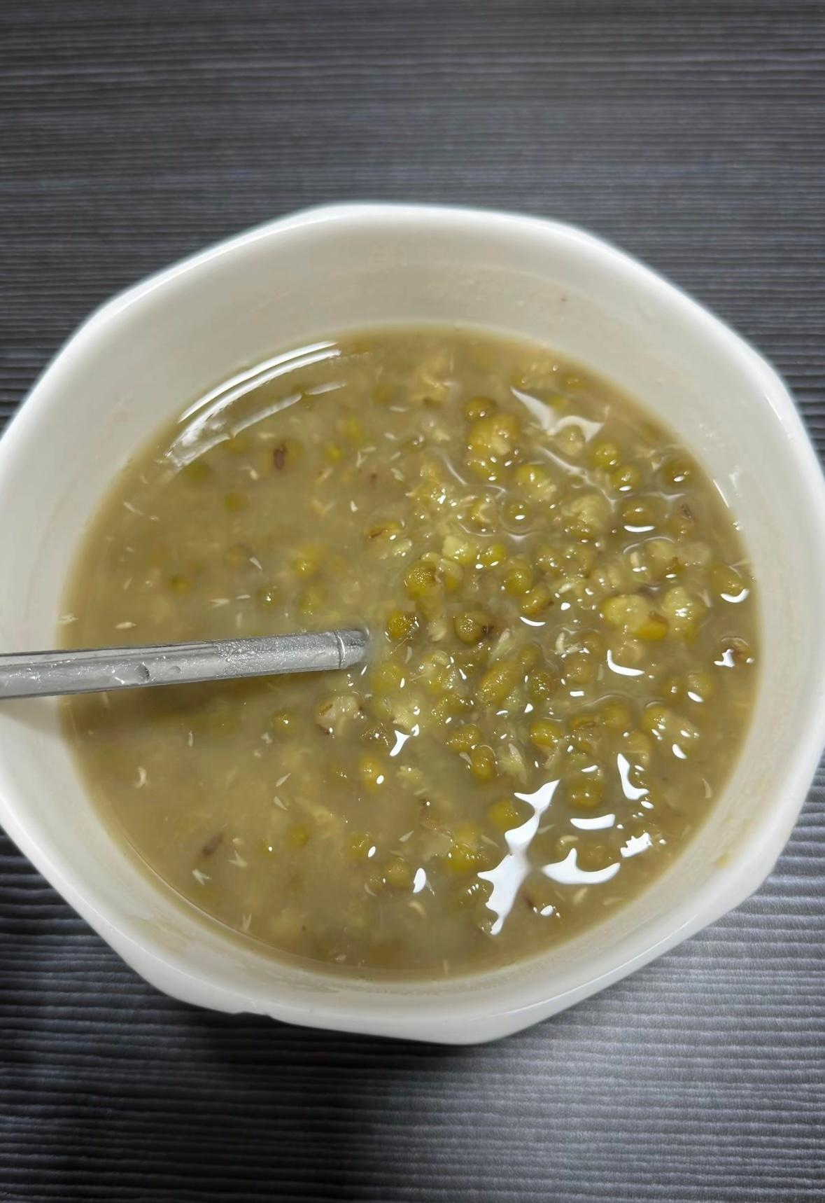到家来上一碗老婆煮的绿豆汤，舒服