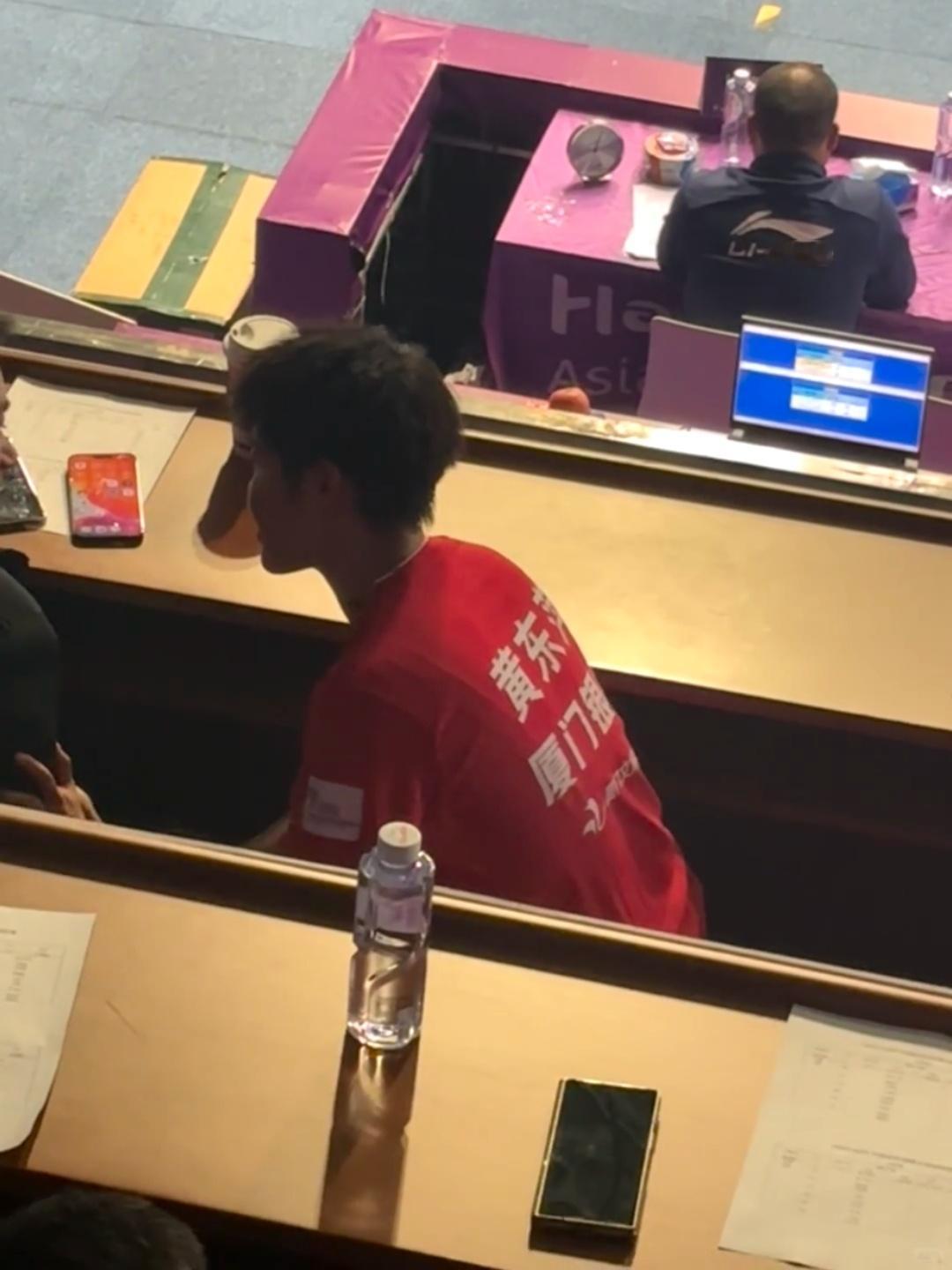 这个小黄在讲什么(๑•̌.•̑๑)ˀ̣ˀ̣ 