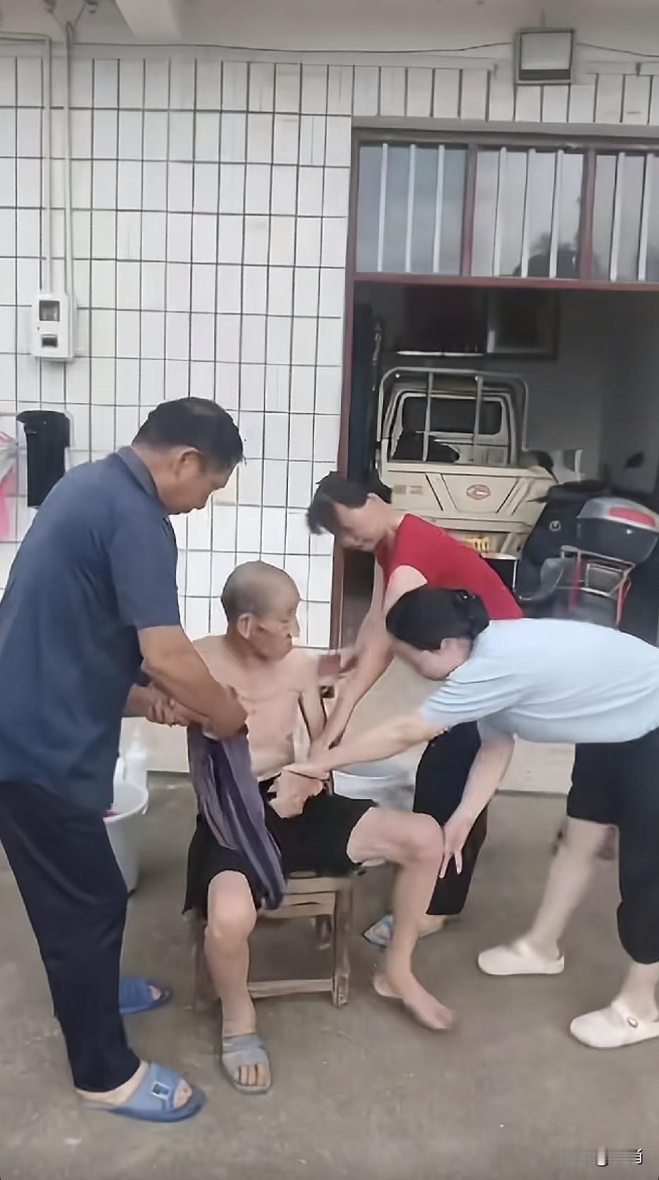 把脚捆起来，不就踢不到么！