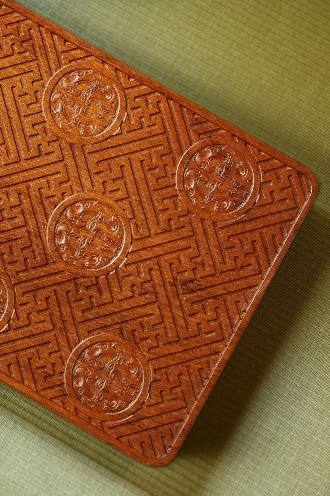 非洲酸枝 | 朱雀纹·干泡台取材非洲酸枝整料雕成，满雕朱雀万字不断纹，寓意万寿无