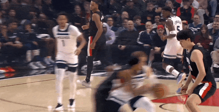 好挡拆！杨瀚森高位掩护助飞队友！
在今天NBA常规赛开拓者对阵森林狼的第一节比赛