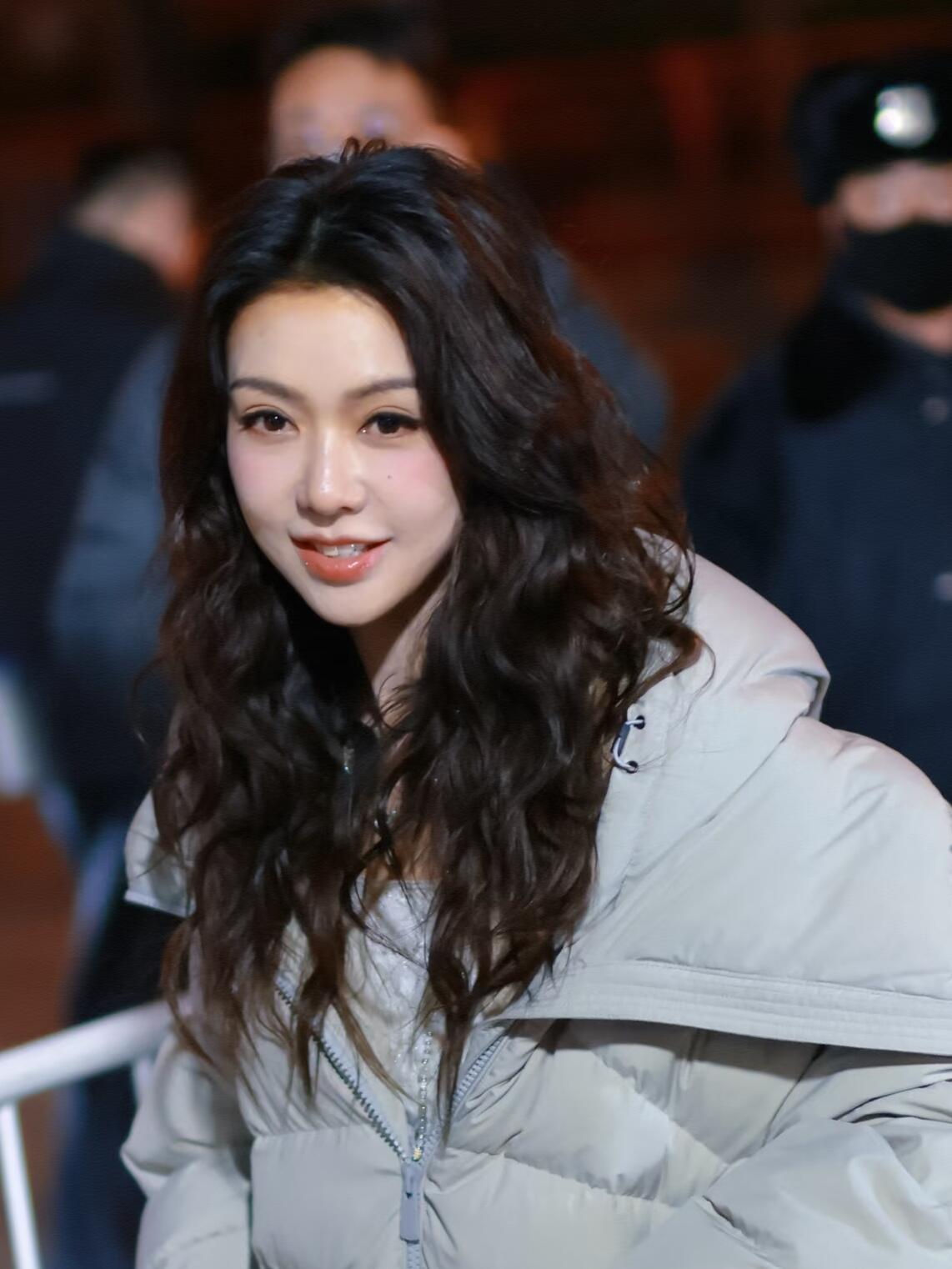 薛凯琪坐完地铁就给地铁唱歌了薛凯琪一次晚高峰一生地铁情晚高峰地铁历险记续集上线！