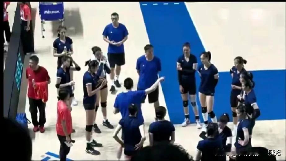 中国女排疑似袁志已经接过教鞭
       中国女排在香港站一堂训练课上，从现场