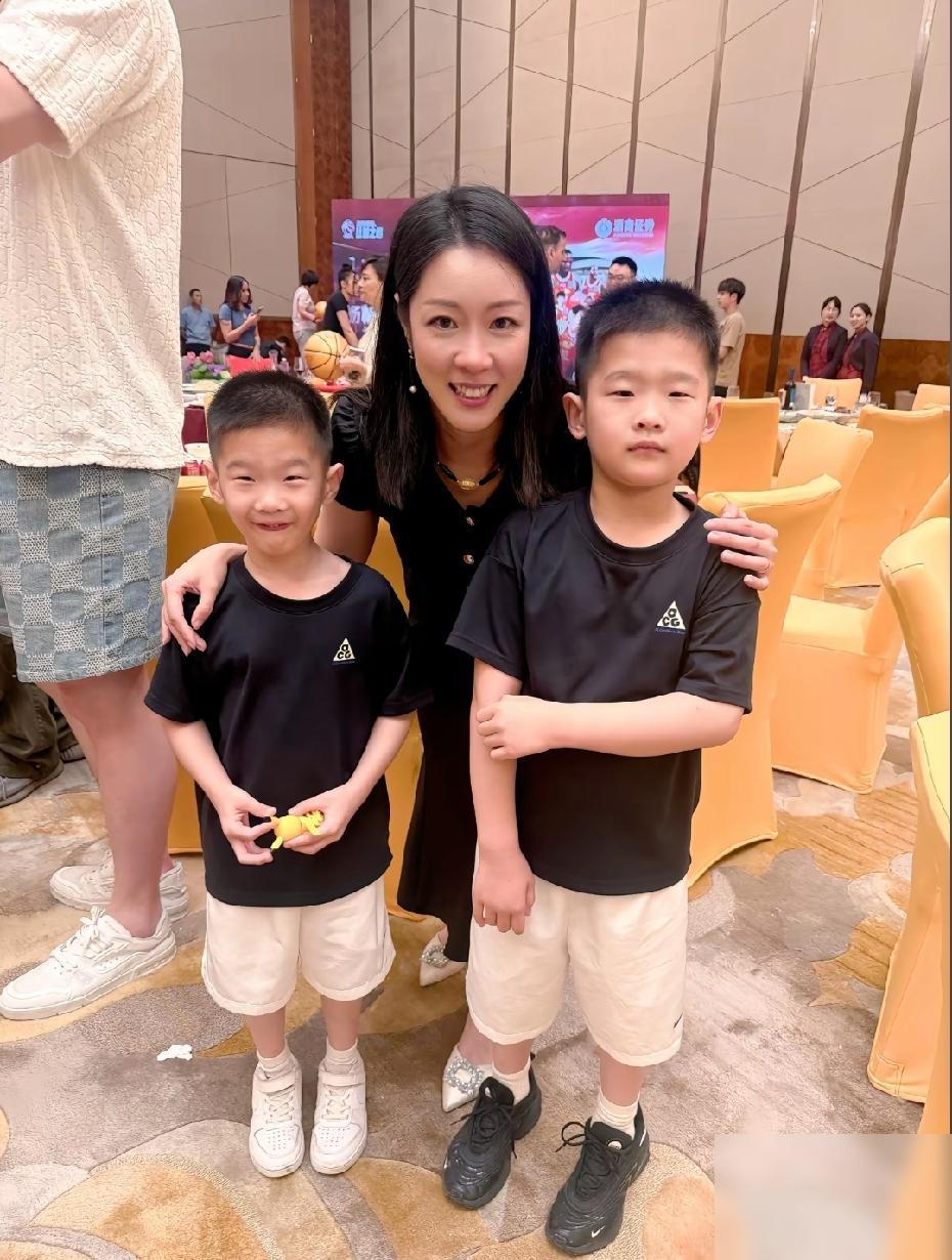 中国男篮球员胡金秋参加广厦队的球迷招待会，告别了这一个赛季感谢球迷支持。据报道，