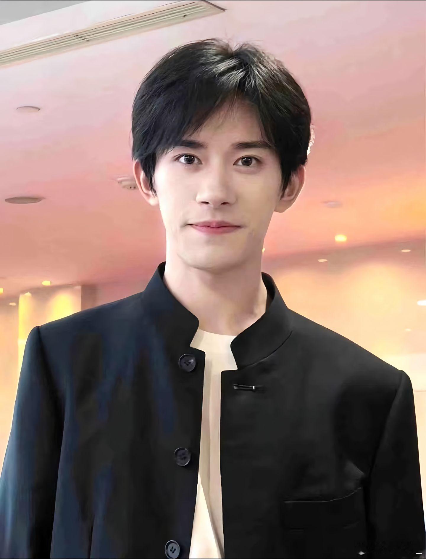 易烊千玺毕业照哇哇哇！易烊千玺也是迎来毕业啦穿上学士服看着特别乖一个真的感觉时间