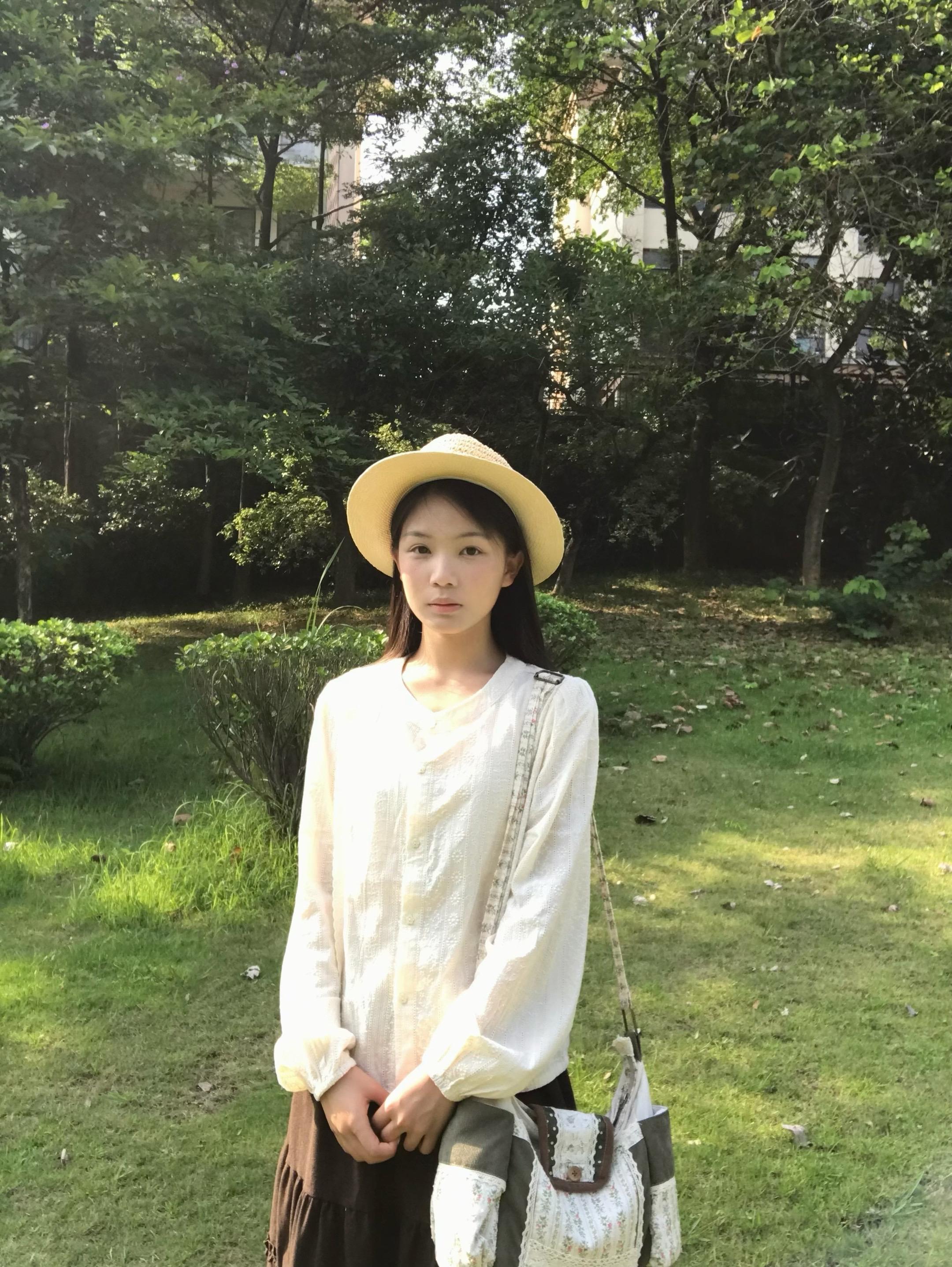 她文气些。