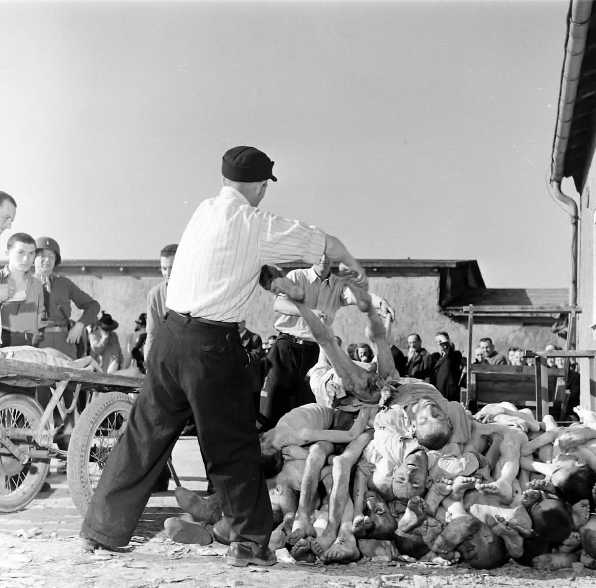 【来自投稿】1945年4月13日 美军清理布痕瓦尔德集中营 