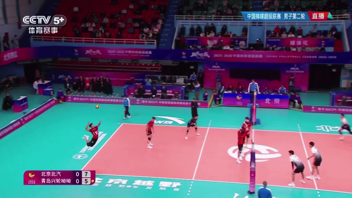 小浩发球把自己从后排发到了前排，然后顺带鱼跃了一把。