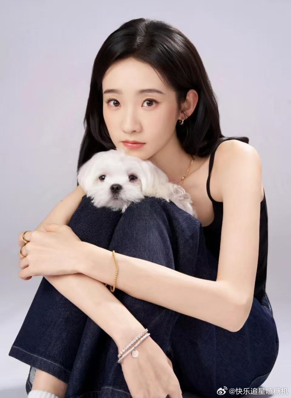 张艺凡上班迷路也不忘饭撒 谁还没看张艺凡的迷路名场面！左顾右盼找不到路，小碎步慌