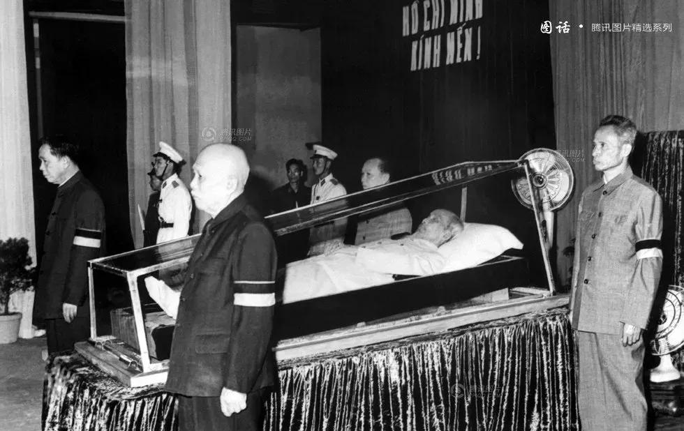 1969年，胡志明去世后，一张罕见的遗容，照片中的他躺在水晶棺中，面色红润，仪态