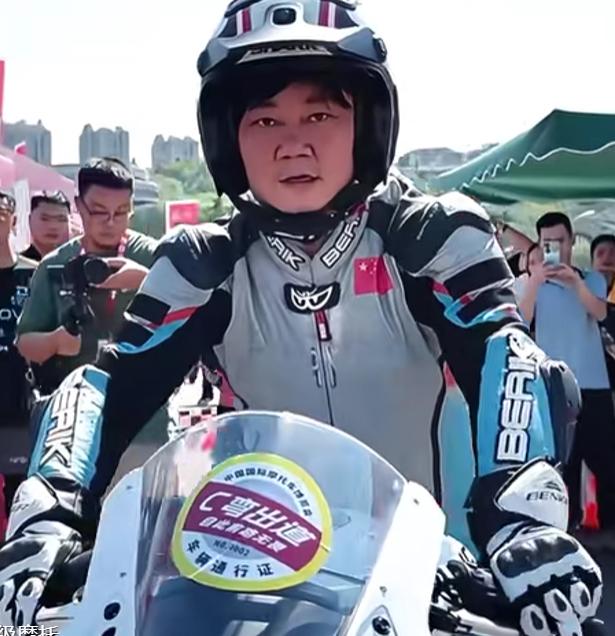 不出意外的话，
接下来一段时间，
张雪的手机估计要被打爆了。

经销商要谈合作的