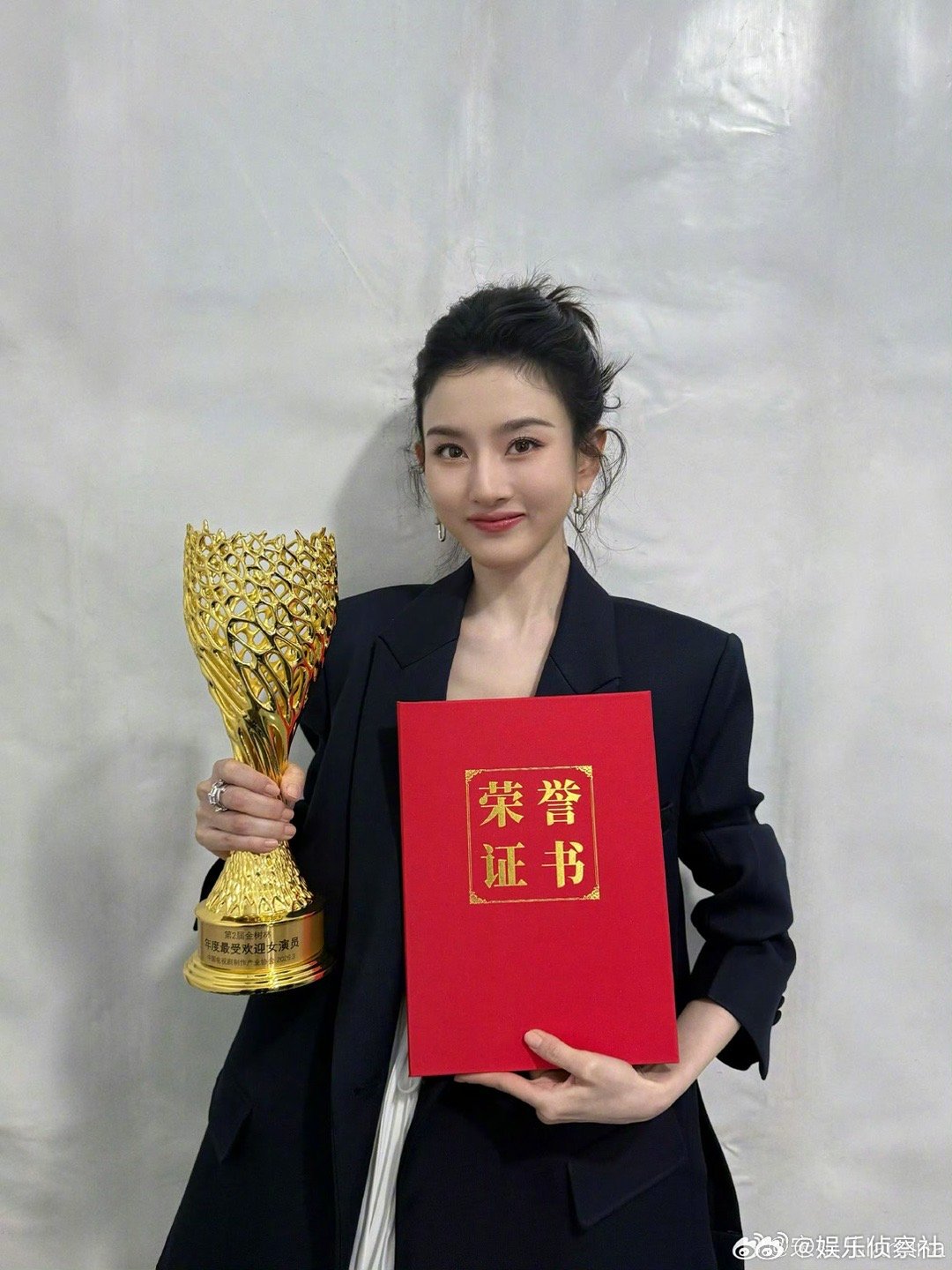 宋祖儿回应获最受欢迎女演员一分耕耘一分收获，宋祖儿回应获最受欢迎女演员；被照亮 