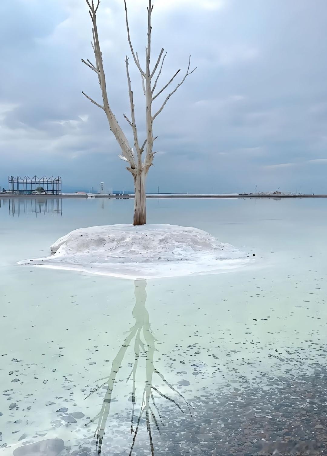 茶卡盐湖心形雕塑被吐槽画蛇添足最近茶卡盐湖彩色积木雕塑引发了大家的吐槽。茶卡盐湖