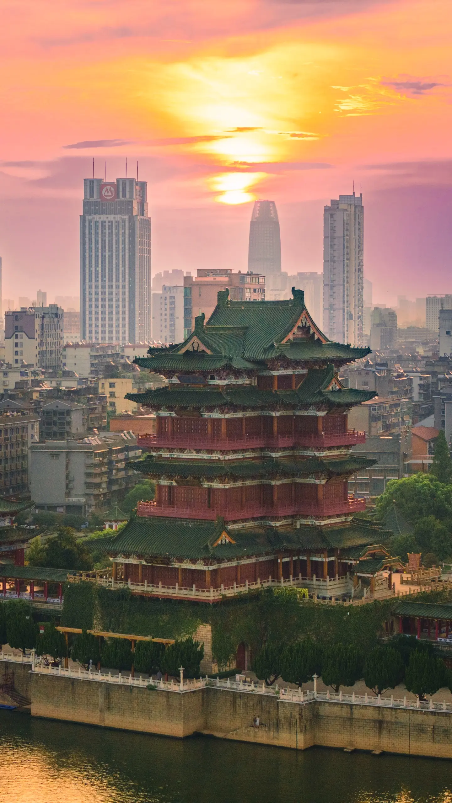 来南昌游玩，别错过这些小众拍照打卡地。1️⃣滕王阁与南昌双子塔同框。建...