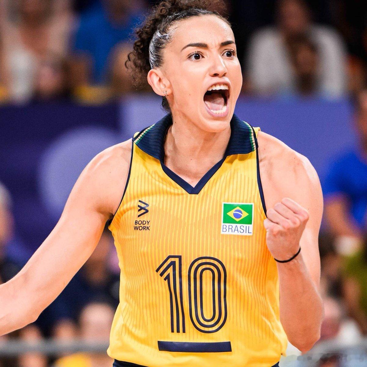 - 去年在奥运会半决赛输给美国队后，你在一次广为流传的采访中承担了球队失利的责任