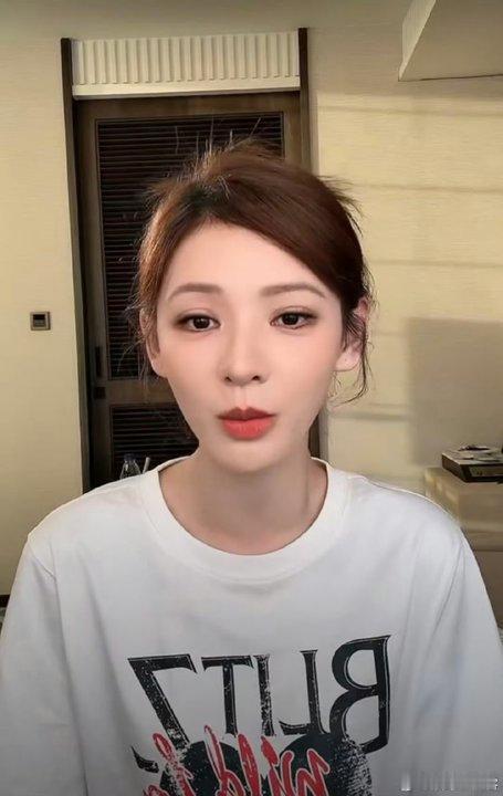 张予曦回应徒手抓蚊子我家那闺女听她回应《我家那闺女》里抓蚊子，语气轻松又真实，率
