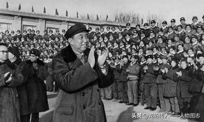 1978年1月1日下午，华国锋在唐山东方红广场亲切接见唐山市各条战线的劳动模范、