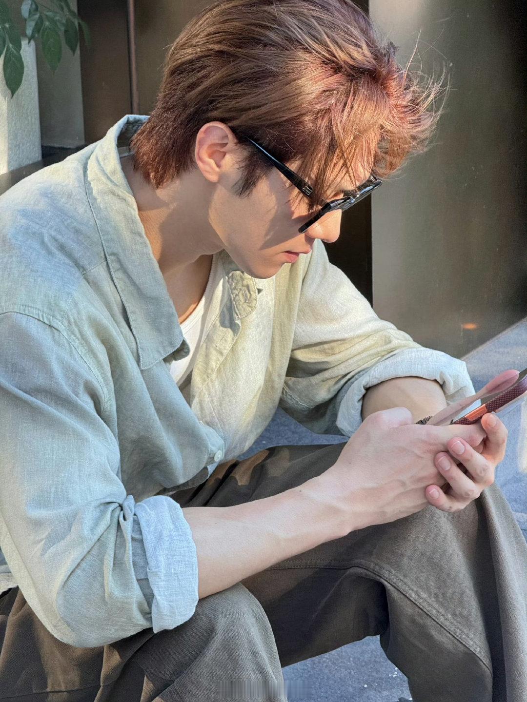 张真源拿洗脚桶给许凯接水 张真源生怕哥哥喝不上酸水 也怕哥哥不够喝马上找到一个洗