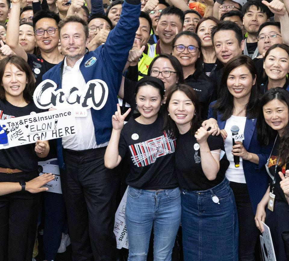 周游世界的马斯克不要太欢乐，他那印度裔女友工作时很认真，不愧是能力强的高管。