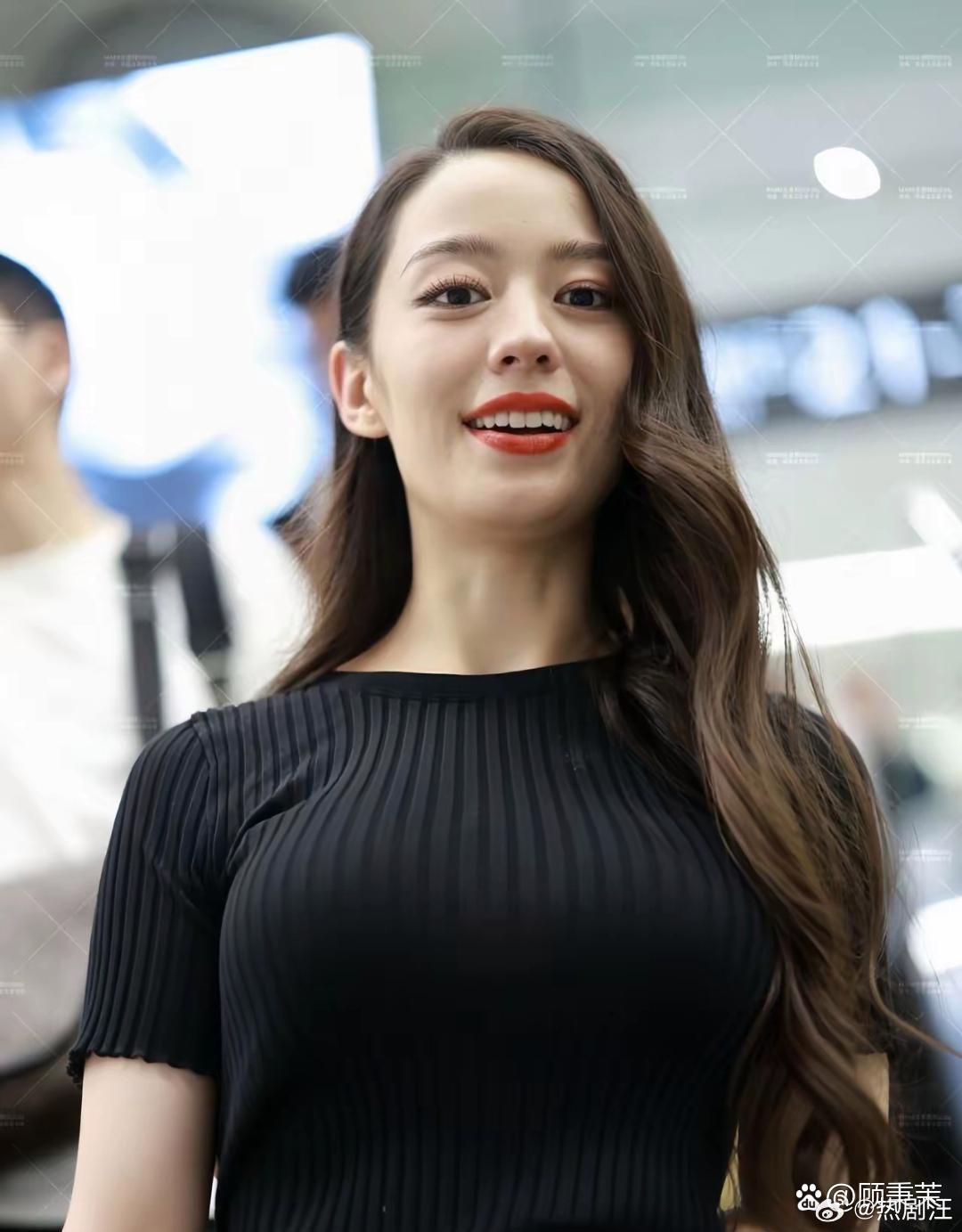 吉娜今‍‍⁠天﻿这身穿搭‎，⁠走在路上回头率绝对百分‌百‏‌！ ​​​