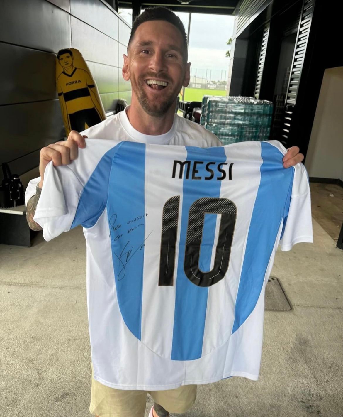 手持阿根廷球衣的梅西，好开心的小梅[爱你] ​​​