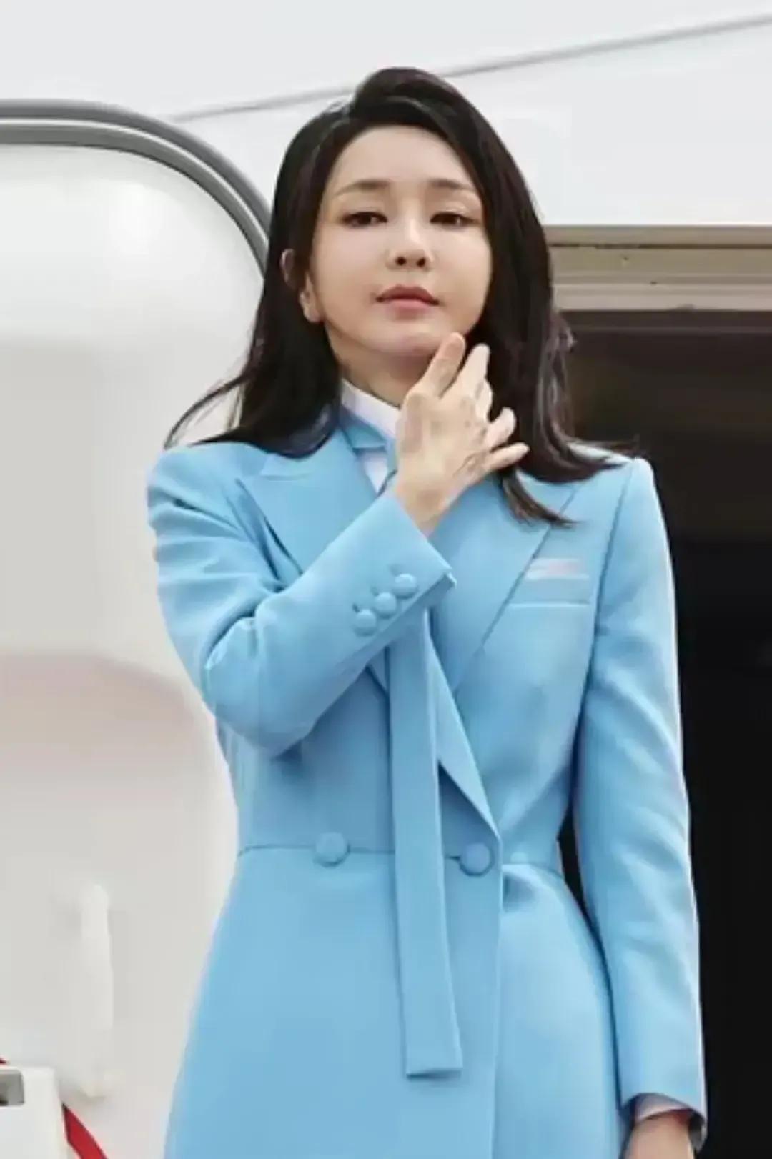 北边两个邻国的第一夫人，一个美丽大方的自然脸，一个肿胀僵硬的医美脸。
北边国家的